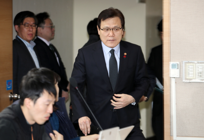 Financial Services Commission Chairman Choi Jong-ku enters a press briefing in Seoul on Monday to explain the inspection on banks related to cryptocurrency transactions and warn of risks. (Yonhap)
