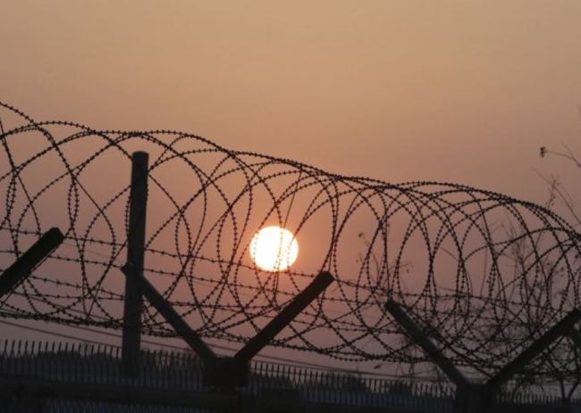 The sun rises over a barbed wire fence near the Unification Bridge, which leads to the Panmunjom in the Demilitarized Zone in Paju, South Korea, Tuesday, Jan. 9, 2018. (AP-Yonhap)