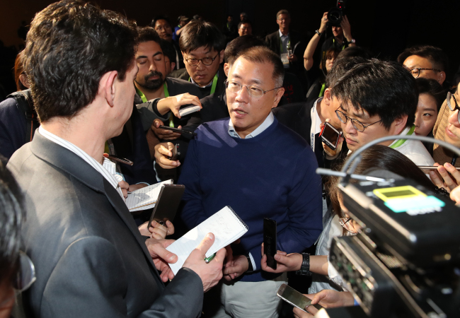 Hyundai Motor Vice Chairman Chung Eui-sun (center) answers questions at CES 2018 (Yonhap)