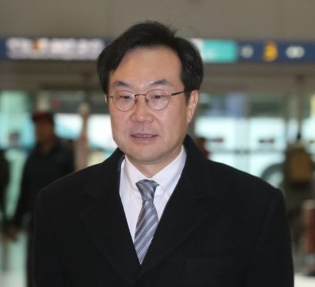 Lee Do-hoon, South Korea`s special representative for peace and security affairs on the Korean Peninsula, arrives at Incheon airport, west of Seoul, on Nov. 28, 2017, before leaving for Washington for talks with Joseph Yun, Washington`s top nuclear envoy, and other senior officials on North Korean issues. (Yonhap)