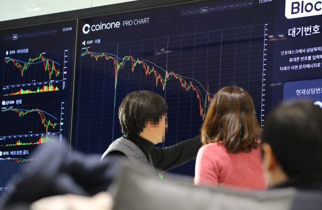 Investors watch the electronic monitor showing the Ripple price on Thursday. (Yonhap)