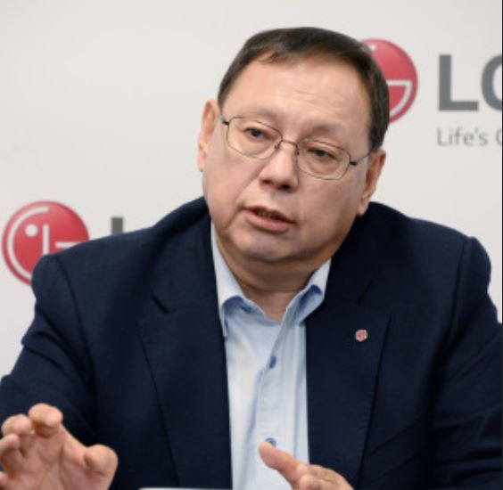 LG Electronics Vice Chairman Cho Sung-jin answers questions Wednesday at a press briefing during the Consumer Electronics Show in Las Vegas. (LGE)