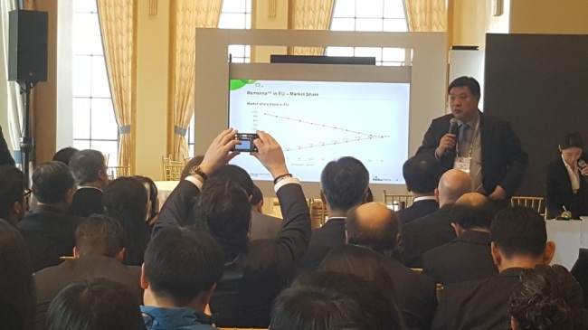 Celltrion Chairman Seo Jeong-jin (right) delivers a presentation during the JP Morgan Healthcare Conference in San Francisco on Thursday (Celltrion)