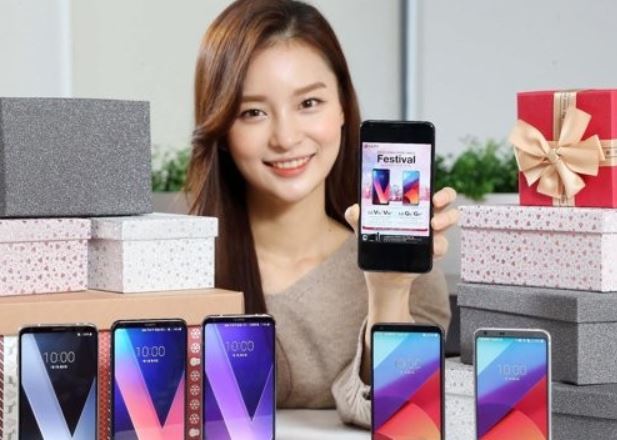 A model poses with LG Electronics Inc.`s smartphones in this file photo released by the company on Jan. 1, 2018. (Yonhap)