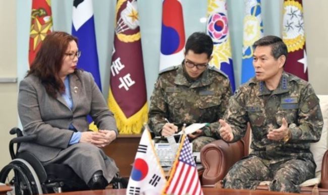 Gen. Jeong Kyeong-doo (R), chairman of South Korea`s Joint Chiefs of Staff, talks with Sen. Tammy Duckworth (D-IL) at her office on Jan. 15, 2017, in this photo provided by the JCS. (Yonhap)