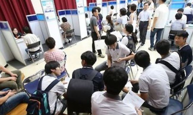 Job hunters wait for mock interview sessions at a job fair (Yonhap)