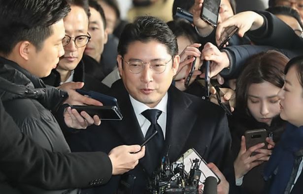 Hyosung Group Chairman Cho Hyun-joon speaks to reporters after arriving at the Seoul Central District Prosecutors` Office for questioning on Jan. 17, 2018. (Yonhap)