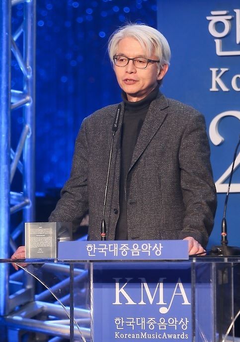 This file photo shows Kim Chang-nam, chairman of the select committee for the Korean Music Awards, announcing a winner at the annual event in Seoul on Feb. 29, 2016. (Yonhap)