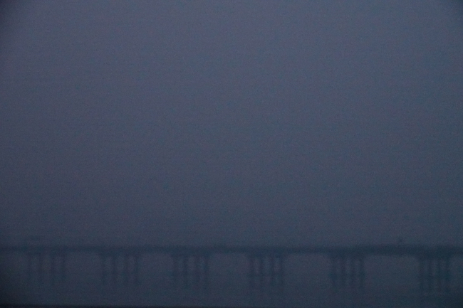 Seoul’s Mapo Bridge can barely be seen early Thursday morning due to air pollution. Yonhap