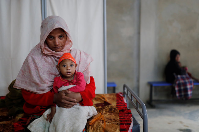 One year-old Zannat Ara, a Rohingya refugee child suffering from malnutrition, is seen with her mother at the Action Against Hunger centre at Kutupalong camp, near Cox`s Bazar, Bangladesh January 15, 2018. (Reuters-Yonhap)