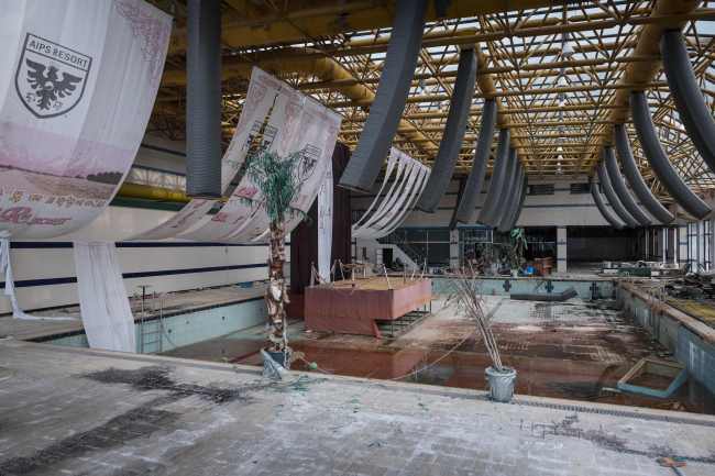 This photo taken on January 16, 2018 shows a swimming pool at the abandoned Alps Ski Resort. (AFP-Yonhap)