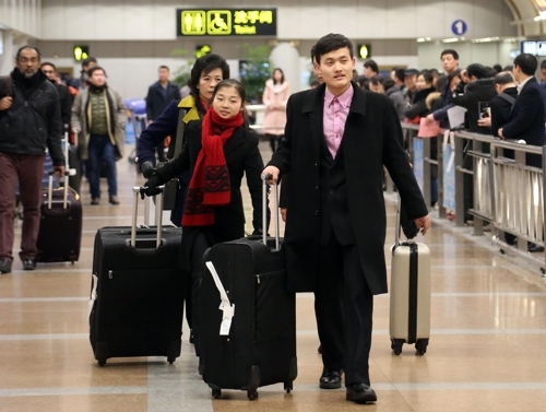 North Korean figure skating duo Ryom Tae-ok and Kim Ju-sik arrive in Beijing on Saturday.(Yonhap)
