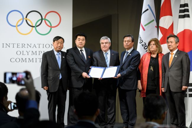 yeongChang 2018 Olympics (POCOG) President Lee Hee-beom, North Korea`s Sports Minister and Olympic Committee president Kim Il Guk, International Olympic Committee (IOC) President Thomas Bach, South Korean Minister of Culture, Sports and Tourism Do Jong-hwan, Swedish IOC member Gunilla Lindberg and South Korea`s National Olympic Committee President Lee Kee-heung pose during a signing ceremony at the Olympic Musueum on January 20, 2018 in Lausanne. (AFP-Yonhap)