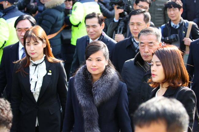 Hyon Song-wol arrives at Seoul Station (Yonhap)