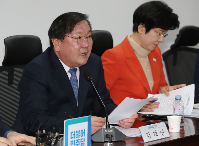 Kim Tae-nyeon (L), the policy chief of the ruling Democratic Party, speaks during a party-government policy coordination meeting at the National Assembly in Seoul on Jan. 22, 2018. (Yonhap)Kim Tae-nyeon (L), the policy chief of the ruling Democratic Party, speaks during a party-government policy coordination meeting at the National Assembly in Seoul on Jan. 22, 2018. (Yonhap)