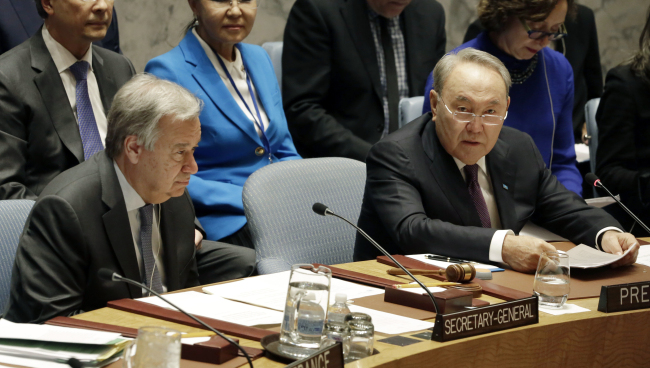 President of Kazakhstan Nursultan Nazarbayev (right) speaks as United Nations Secretary-General Antonio Guterres listens in the UN Security Council on Thursday. (AP/Yonhap)