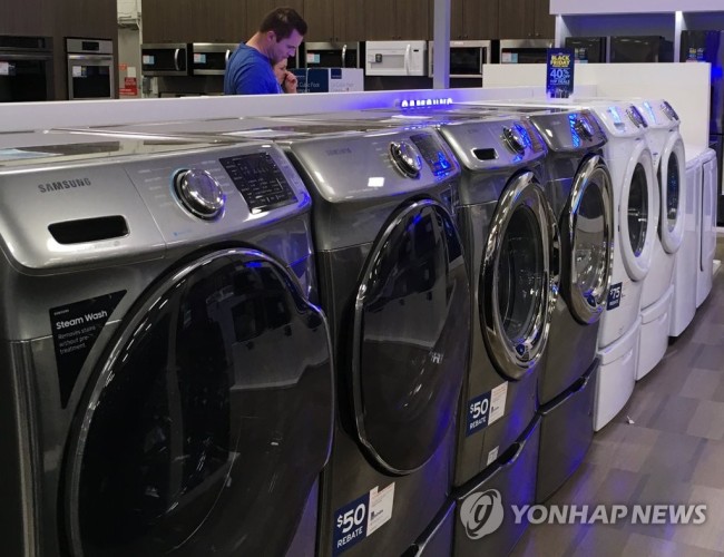 Washing machines displayed at a shop in the US. (Yonhap)