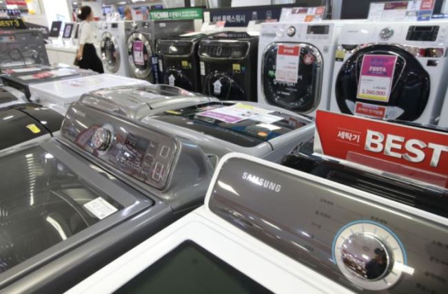 Local manufacturers` washing machines are on display. Yonhap