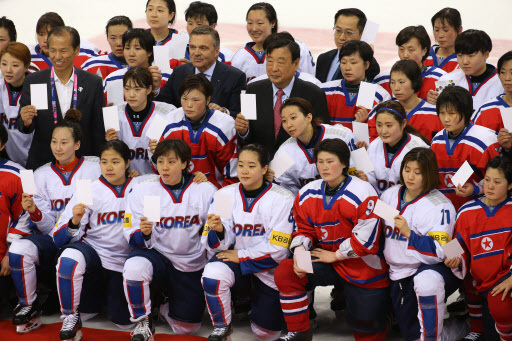 Players from South Korea and North Korea pose for group pictures after their game at the International Ice Hockey Federation Women`s World Championship Division II Group A tournament at Gangneung Hockey Centre in Gangneung, Gangwon Province in April 2017. (Yonhap)