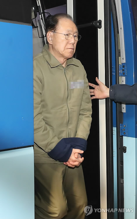 Kim Paik-joon, a former aide to former President Lee Myung-bak, is taken to the Seoul Central District Prosecutors Office on Jan. 17, 2018, to be grilled over allegations that he illegally took funds from the state intelligence agency. (Yonhap)