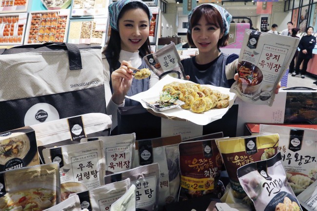 Shinsegae Department Store’s home meal replacement products are presented. (Shinsegae Department Store)