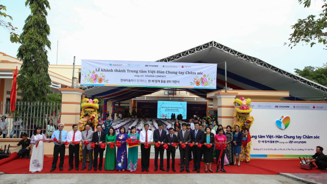 Hyundai Motor officials, community leaders and Korean consuls cut the ribbon at the opening ceremony of the Han-Viet Multicultural Center in Can Tho, southern Vietnam, Thursday.(Hyundai Motor)
