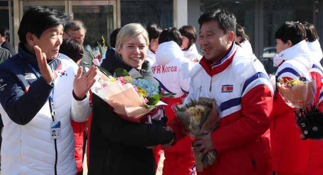 Sarah Murray, head coach of the joint Korean women’s hockey team for the Winter Olympics, stands alongside her North Korean counterpart Pak Chol-ho at Jincheon National Training Center in North Chungcheong Province on Thursday. The two Koreas agreed to form a unified women’s ice hockey team for the PyeongChang Olympics. (Yonhap-Joint Press Corps)