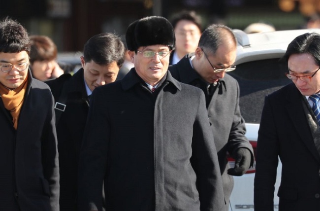 Senior official at the North’s Sports Ministry Yun Yong-bok, center, arrives in South Korea Thursday with his separate eight-member advance team.(Yonhap)