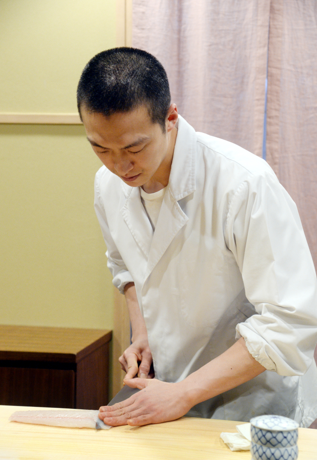 Sushi Shimizu co-owner and chef Lee Kwang-yeol places great emphasis on the temperature of sushi rice, replenishing it throughout the meal so it stays consistently warm. (Park Hyun-koo/The Korea Herald)