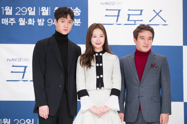 The cast of “Cross” poses for photos at a media briefing held in Yeongdeungpo-gu in Seoul, Thursday. From left are Go Kyung-pyo, Jeon So-min and Cho Jae-hyun. (tvN)