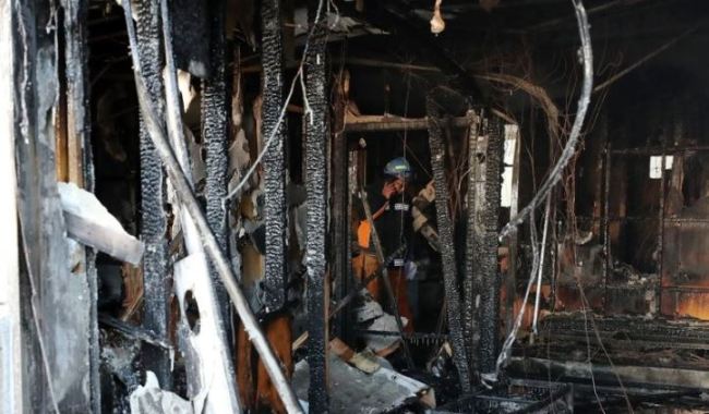 A deadly fire in a local hospital in Miryang, South Gyeongsang Province, is extinguished Friday morning by firefighters. (Yonhap)