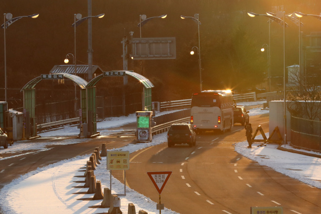 Vehicles carrying North Korean delegation that inspected various Olympic-related locations in South Korea return to the North on Saturday. Yonhap