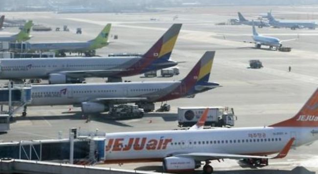 Passenger jets parked at the apron area of Gimpo International Airport. (Yonhap)