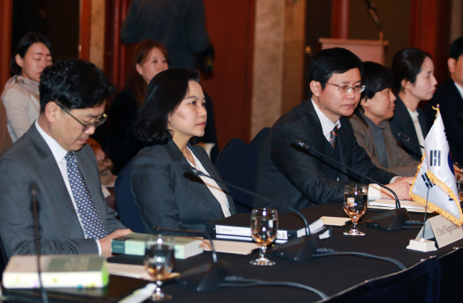 Yoo Myung-hee (second from left), director general for FTA negotiations at Korea’s trade ministry, sits for the second round of review talks on the Korea-US free trade agreement in Seoul on Wednesday. (Ministry of Trade, Industry and Energy)