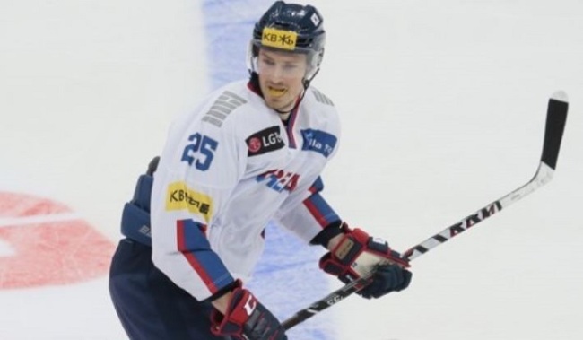 South Korean forward Brock Radunske plays against Canada at the Channel One Cup tournament at VTB Ice Palace in Moscow, Russia, on Dec. 13, 2017. (AP-Yonhap)