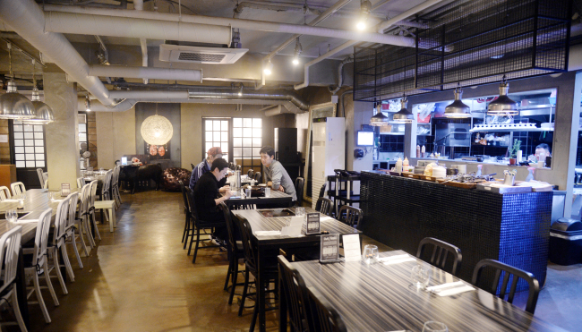 An interior view of Tongue & Groove Joint in Itaewon. (Park Hyun-koo/The Korea Herald)