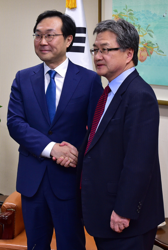 Lee Do-hoon (L), special representative for Korean Peninsula peace and security affairs, shakes hands with his US counterpart Joseph Yun before holding talks in Seoul on Feb. 5, 2018. (Yonhap)