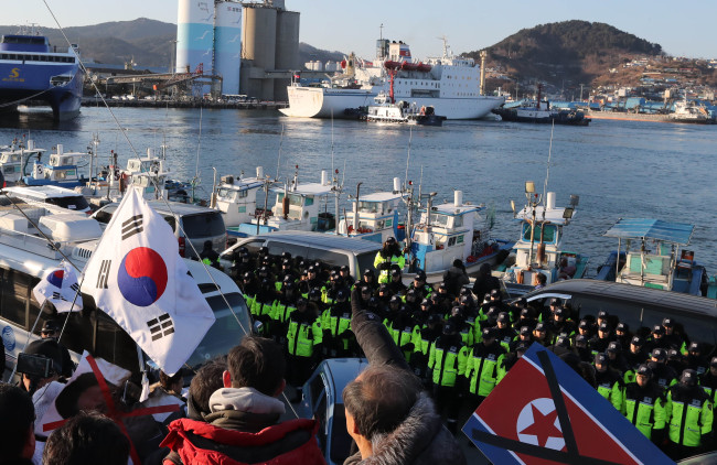 Members of South Korean conservative groups protest the entrance of a North Korean ferry into the Mukho port on Tuesday.   (Yonhap)