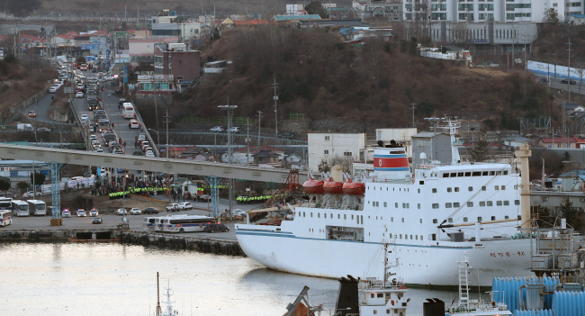 The North Korean ferry Mangyongbong-92 arrives in Mukho, a South Korean port, on Tuesday. (Yonhap)