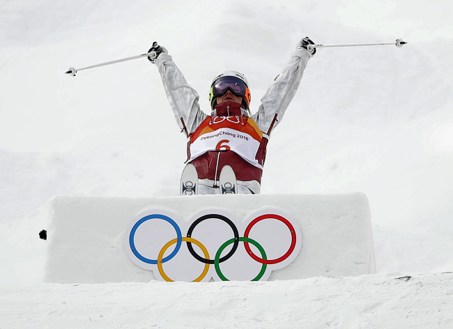 Justine Dufour-Lapointe of Canada jumps during the women's moguls qualifying at the 2018 Winter Olympics in Pyeongchang, South Korea, Friday. (AP-Yonhap)