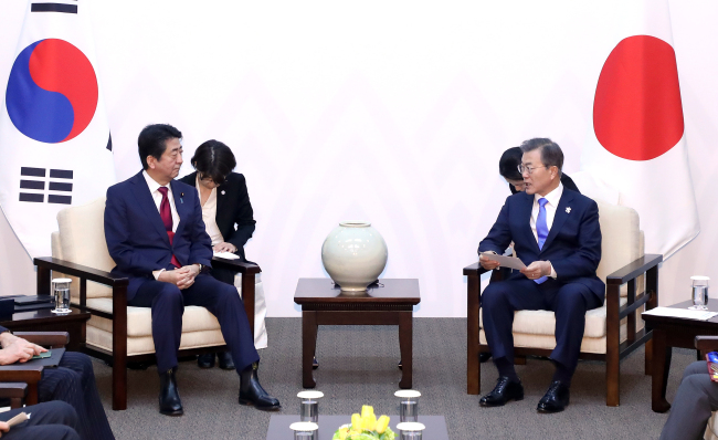 From left: Japanese Prime Minister Shinzo Abe and South Korean President Moon Jae-in (Yonhap)