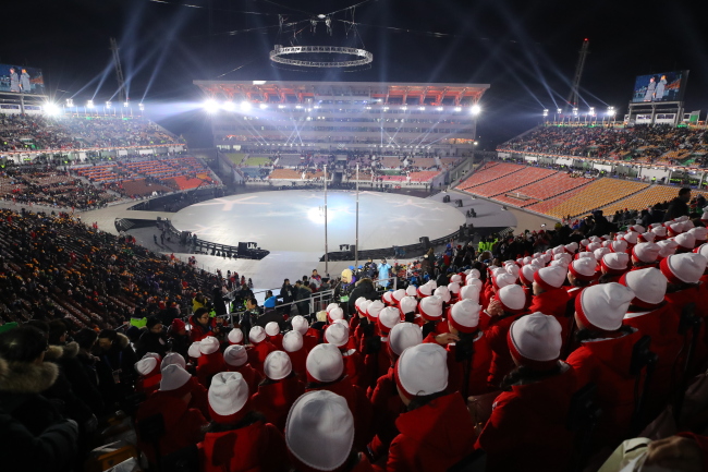 Spectators await for the official opening ceremony of the PyeongChang Winter Olympics in PyeongChang, located 180 kilometers east of Seoul, on Feb. 9, 2018. (Yonhap)