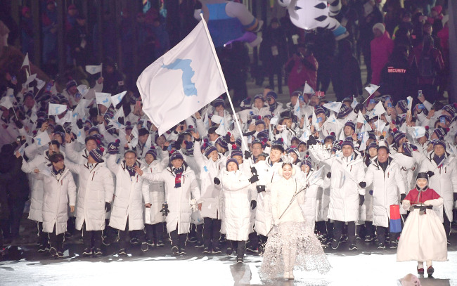 Athletes from the two Koreas march into the stadium with their unified flag during the opening ceremony of the PyeongChang Winter Olympics in PyeongChang, Gangwon Province, Friday. (Lee Sang-sub/ The Korea Herald)