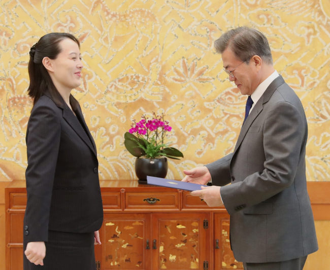 South Korean President Moon Jae-in (right) receives a letter of invitation for inter-Korean summit in Pyongyang from North Korean leader Kim Jong-un through his sister Kim Yo-jong, who visited Cheong Wa Dae in Seoul on Saturday. (Yonhap)