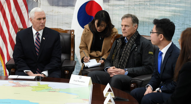 US Vice President Mike Pence meets with Fred Warmbier, father of Otto Warmbier who died after being held captive by North Korea, and North Korean defector Ji Seong-ho at a South Korean naval base in Pyeongtaek, Gyeonggi Province on Friday. Yonhap