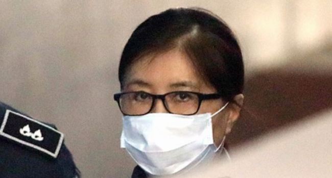 The photo filed Dec. 14, 2017, shows Choi Soon-sil, a longtime friend and confidante of ousted President Park Geun-hye, entering the Seoul Central District Court to attend her corruption trial. (Yonhap)