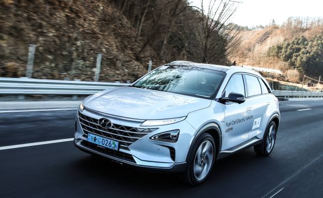 The Nexo FCEV drives down a highway to PyeongChang, Gangwon Province, during last week‘s media test drive. (Hyundai Motor)