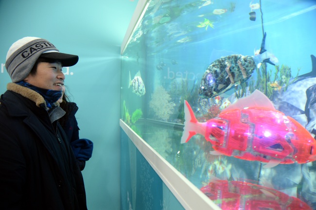 A robot fish is showcased at the entrance of the Super Store in Gangneung Olympic Park. (Park Hyun-koo/The Korea Herald)