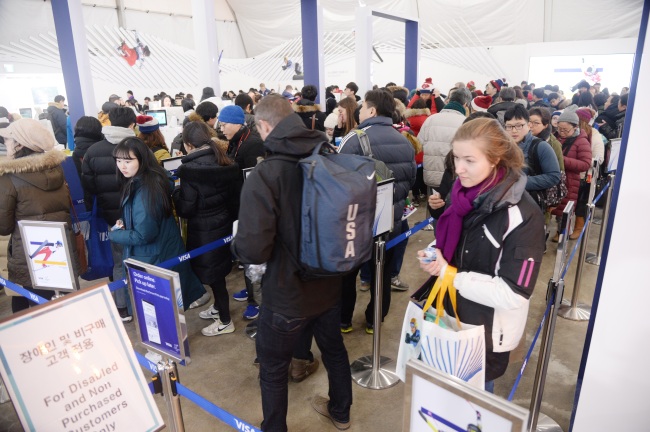 Customers wait in a long line to purchase the official licensed goods at Super Store in Gangneung Olympic Park. (Park Hyun-koo/The Korea Herald)