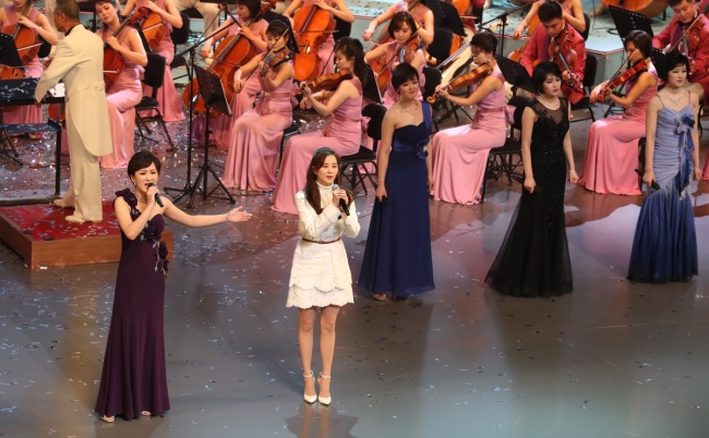 Seohyun, right, performs with the North Korea’s Samjiyon Orchestra during the band’s concert at the National Theater of Korea in Seoul on Sunday. (Yonhap)